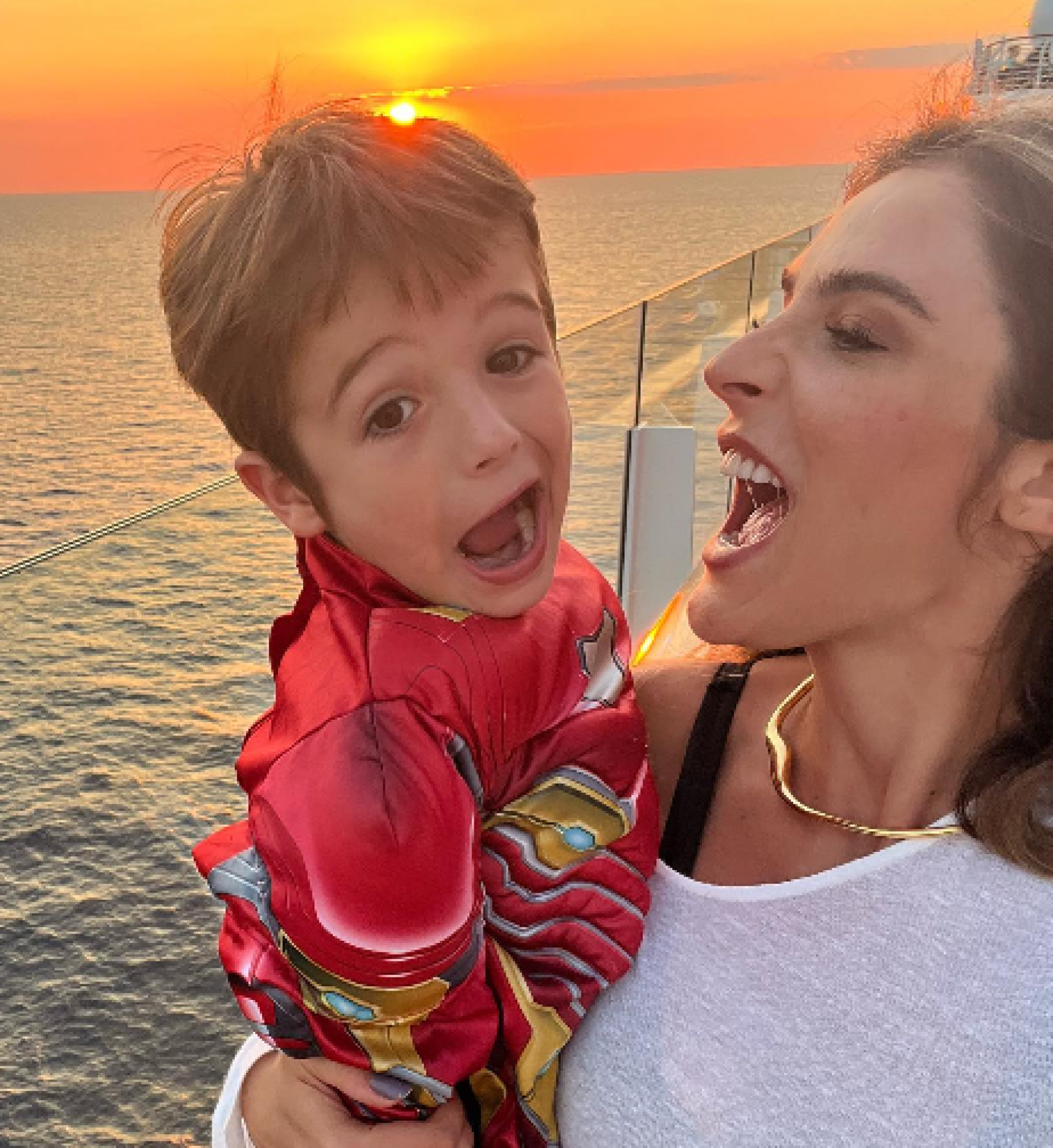 Rafa Brites compartilha cliques ao lado do filho mais velho no cruzeiro da Disney - Reprodução Internet