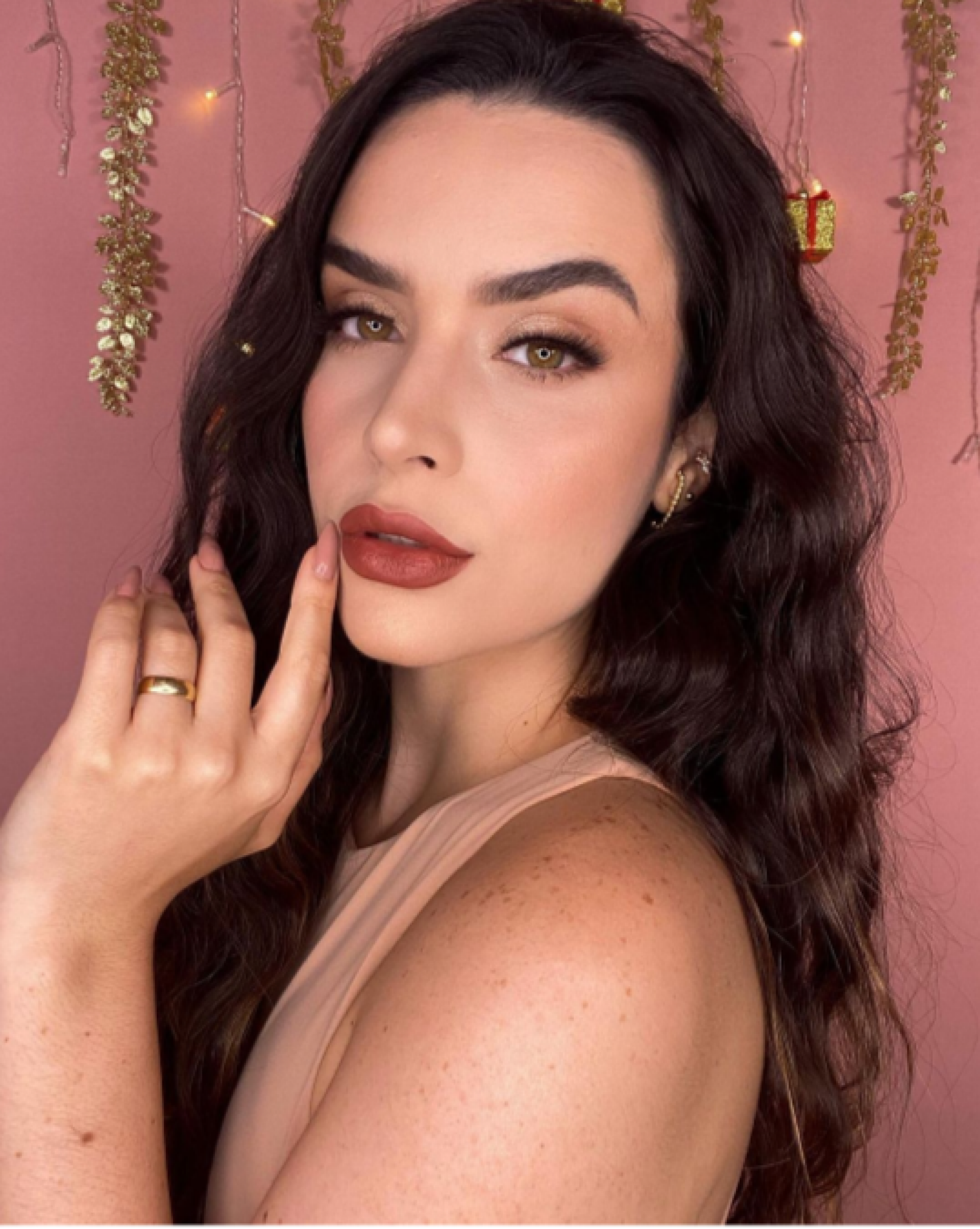 Maquiadora e influenciadora digital Karol Resende lista sete erros comuns na hora de fazer automaquiagem - Divulgação