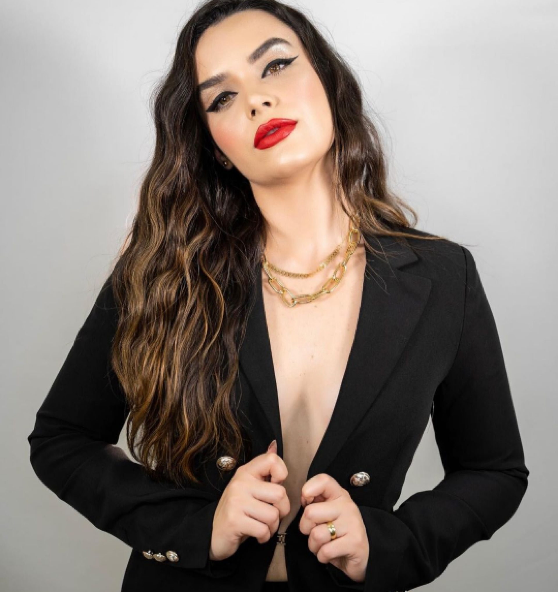 Maquiadora e influenciadora digital Karol Resende lista sete erros comuns na hora de fazer automaquiagem - Divulgação