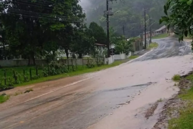 Ciclone extratropical causa tempestade e destruição em Santa Catarina