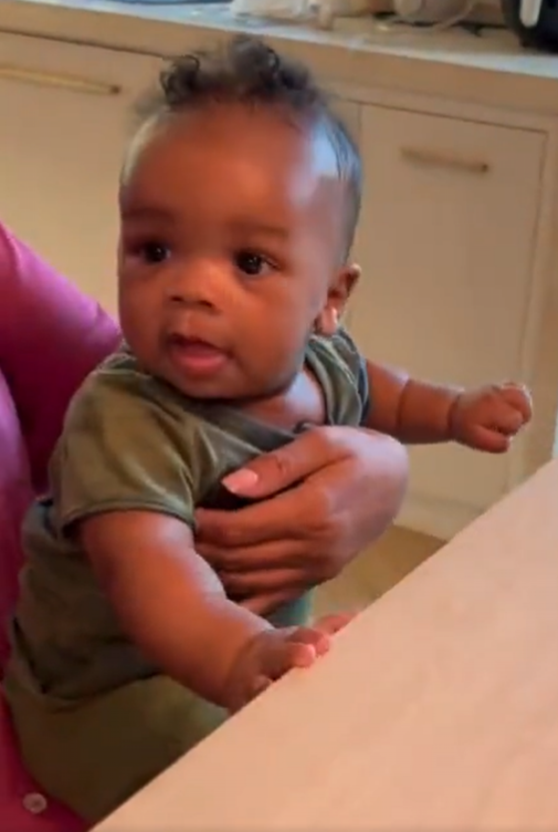 Imagens do primeiro filho de Rihanna com ASAP Rocky - Reprodu&ccedil;&atilde;o Internet