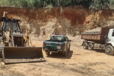 Homens são presos pela Polícia Ambiental em Itaipuaçu