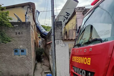 Pai morre e filha fica gravemente ferida após avião cair sobre casas em BH