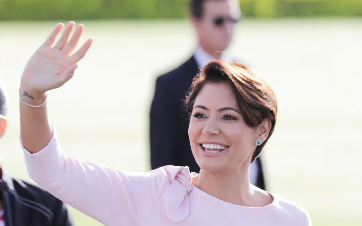 Michelle diz que cachorras s&atilde;o 'fofinhas e carinhosas'