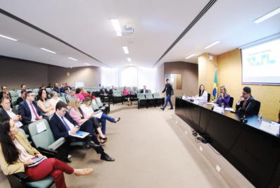 Ministra do Turismo recebe comitiva de prefeitos do estado do Paraná