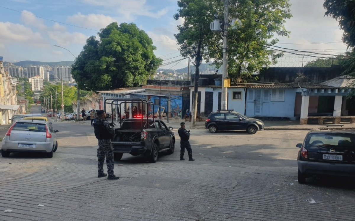 PMs do BPChq est&atilde;o posicionados em pontos estrat&eacute;gicos no interior e no entorno do Jacarezinho