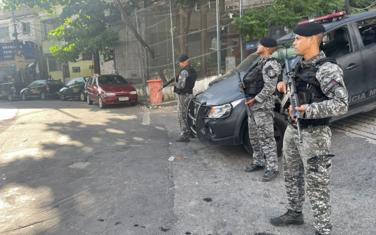 PMs do BPChq est&atilde;o posicionados em pontos estrat&eacute;gicos no interior e no entorno do Jacarezinho