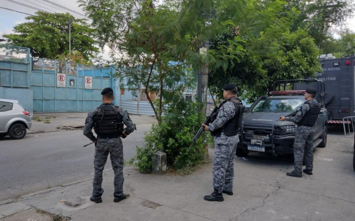 PMs do BPChq est&atilde;o posicionados em pontos estrat&eacute;gicos no interior e no entorno do Jacarezinho