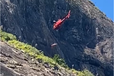 Vídeo: alpinista é resgatada por helicóptero dos Bombeiros no Costão de Itacoatiara