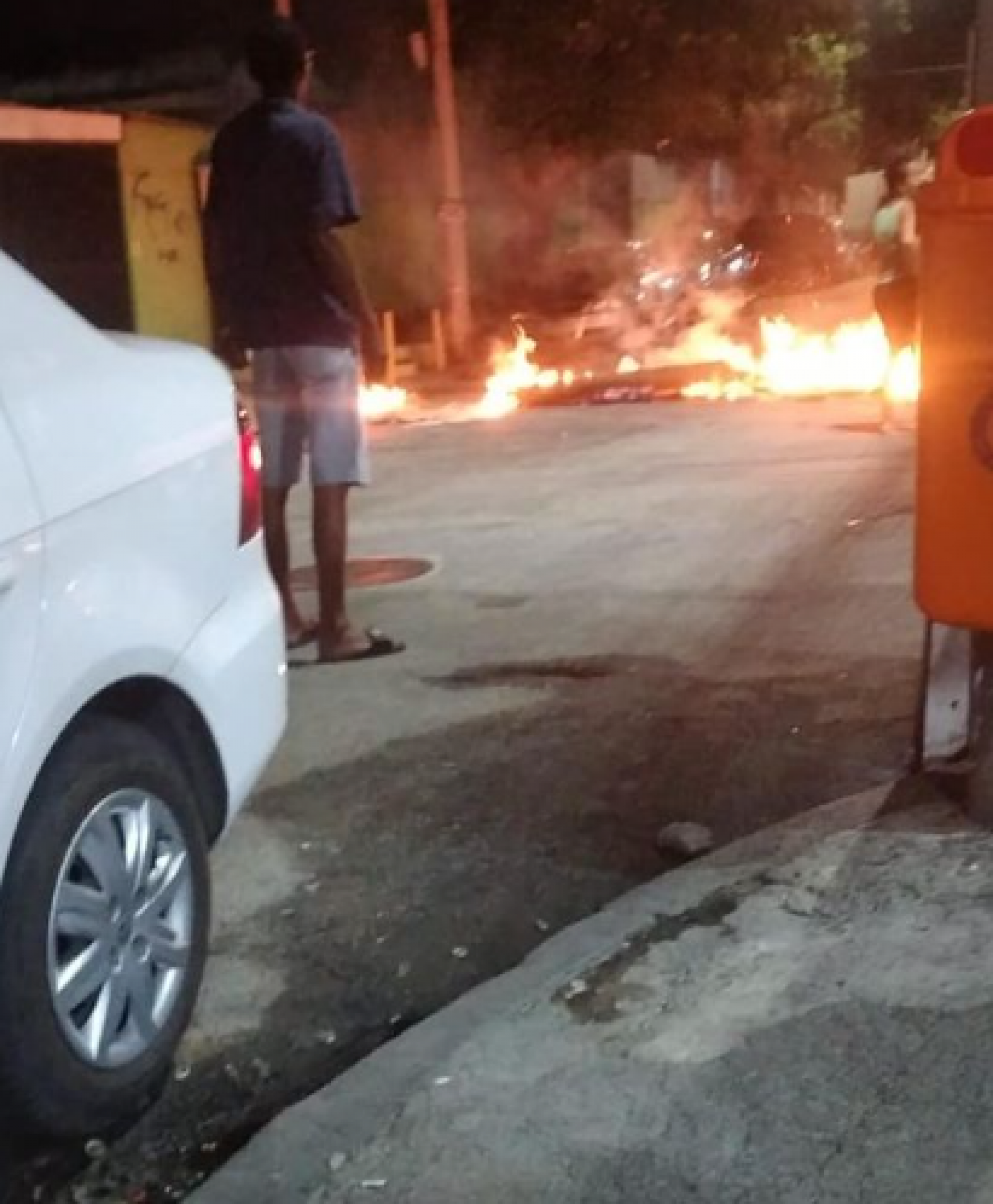 Moradores atearam fogo em pneus
