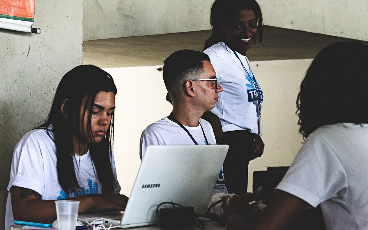 Alunos e respons&aacute;veis participaram da a&ccedil;&atilde;o social