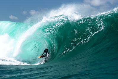 Surfista brasileiro é campeão do desafio de ondas gigantes, em Portugal