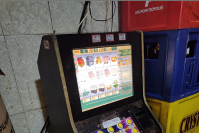 PM prende três homens e apreende dez 'caça-níqueis' em Copacabana