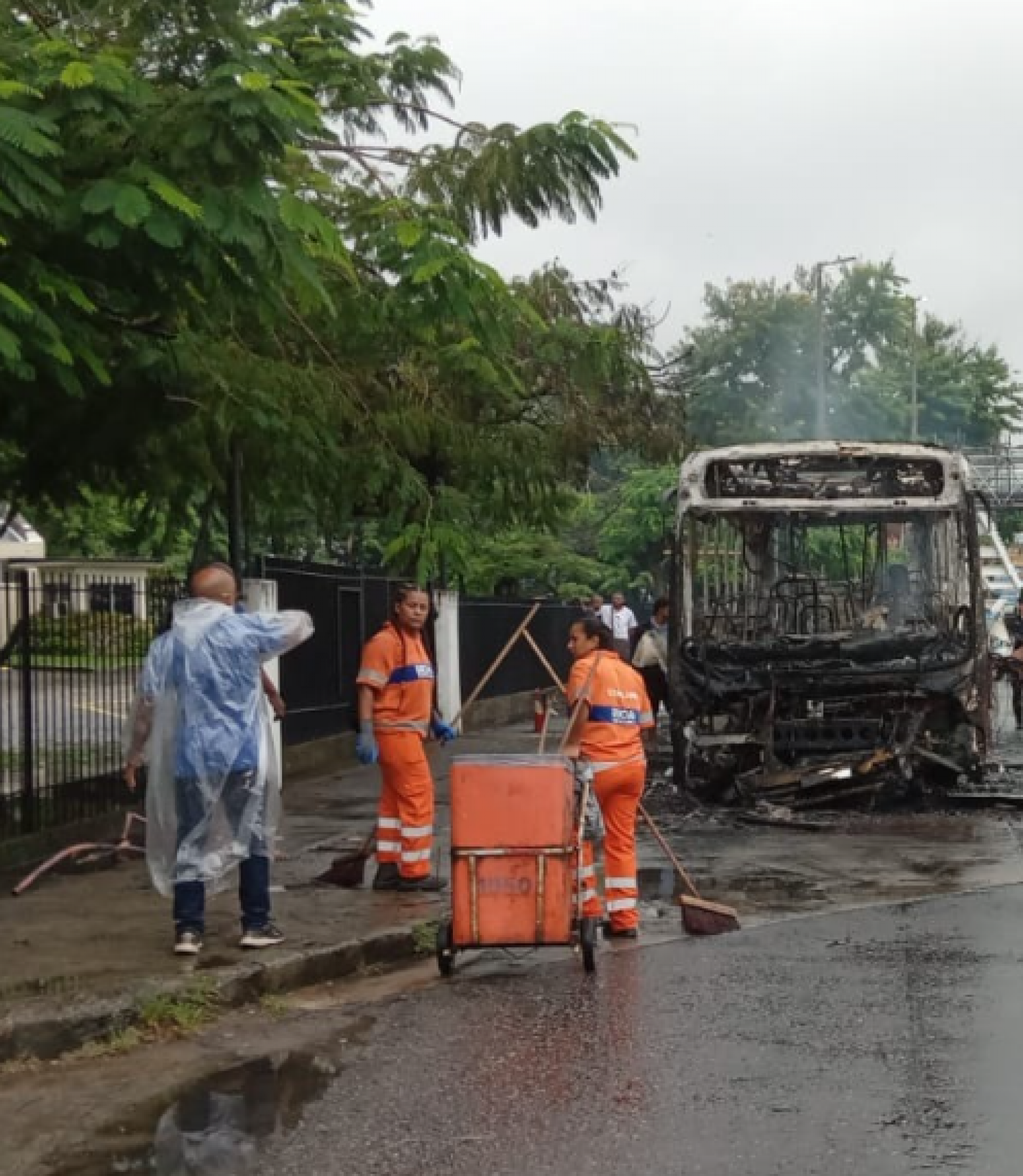 O fogo já foi controlado pelos bombeiros