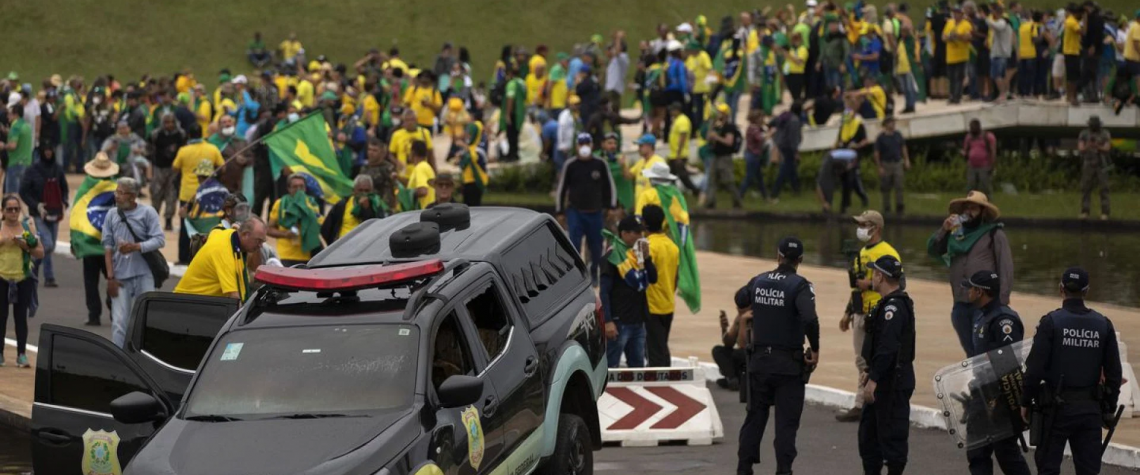 Apoiadores do ex-presidente Jair Bolsonaro durante a invas&atilde;o a sede dos Tr&ecirc;s Poderes - Joedson Alves/Agencia Brasil