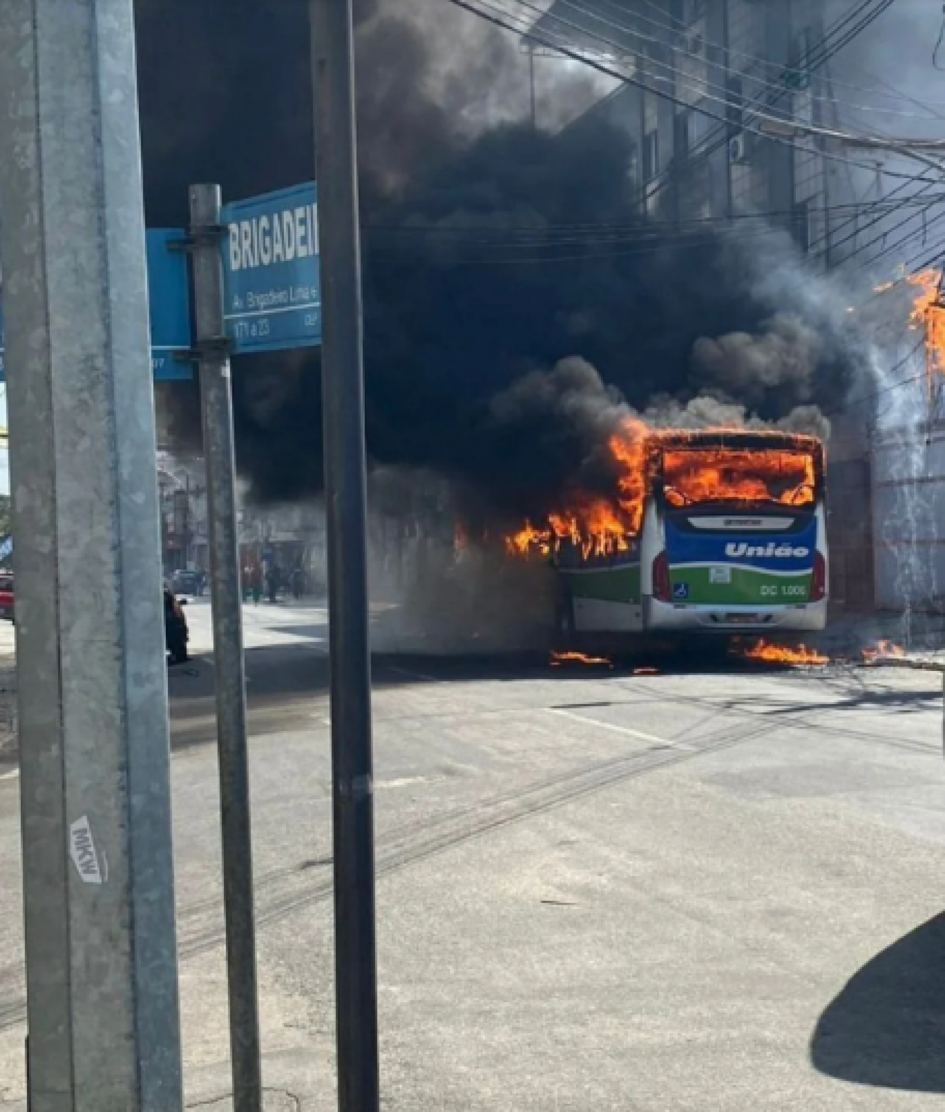 &Ocirc;nibus incendiado