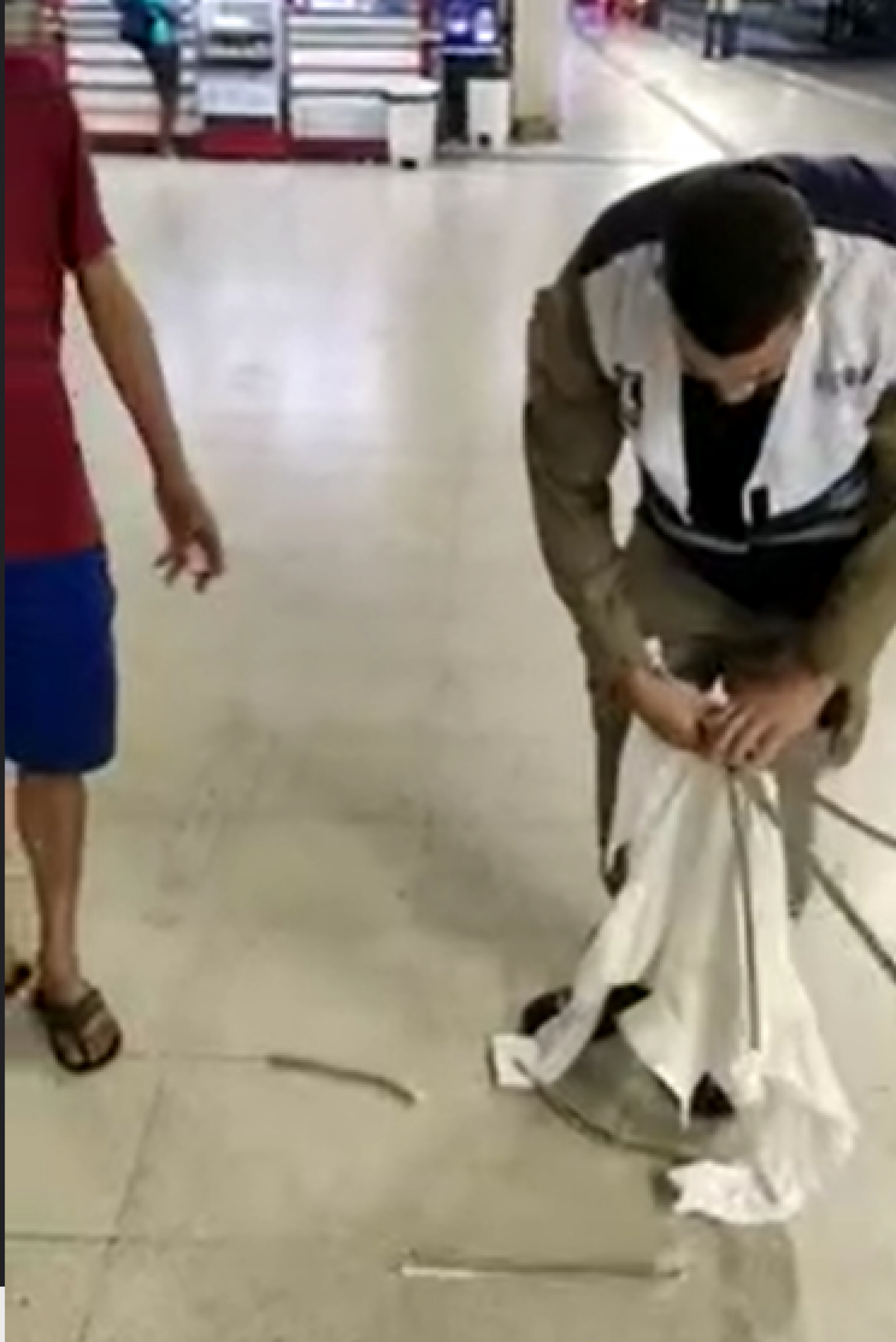 Agentes do BRT Seguro encontraram seis barras de alum&iacute;nio enroladas em um pano