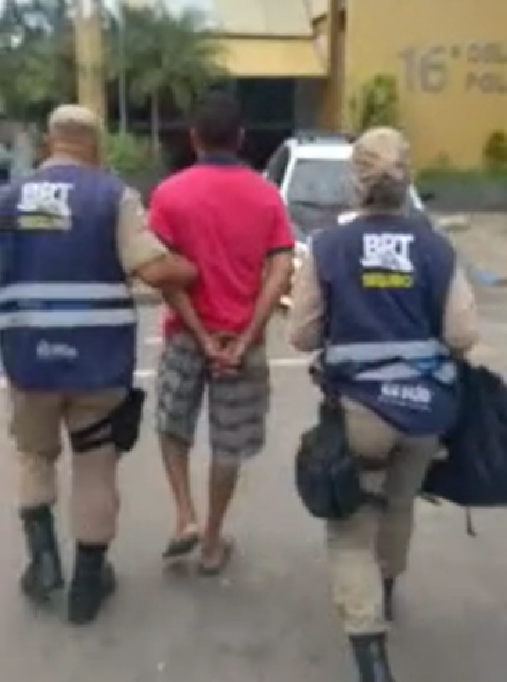 Os dois foram levados para a 16&ordf; DP (Barra da Tijuca), onde os casos foram registrados