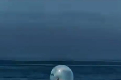 Apresentadora do 'RJ1' cai na gargalhada ao vivo ao dar notícia inusitada