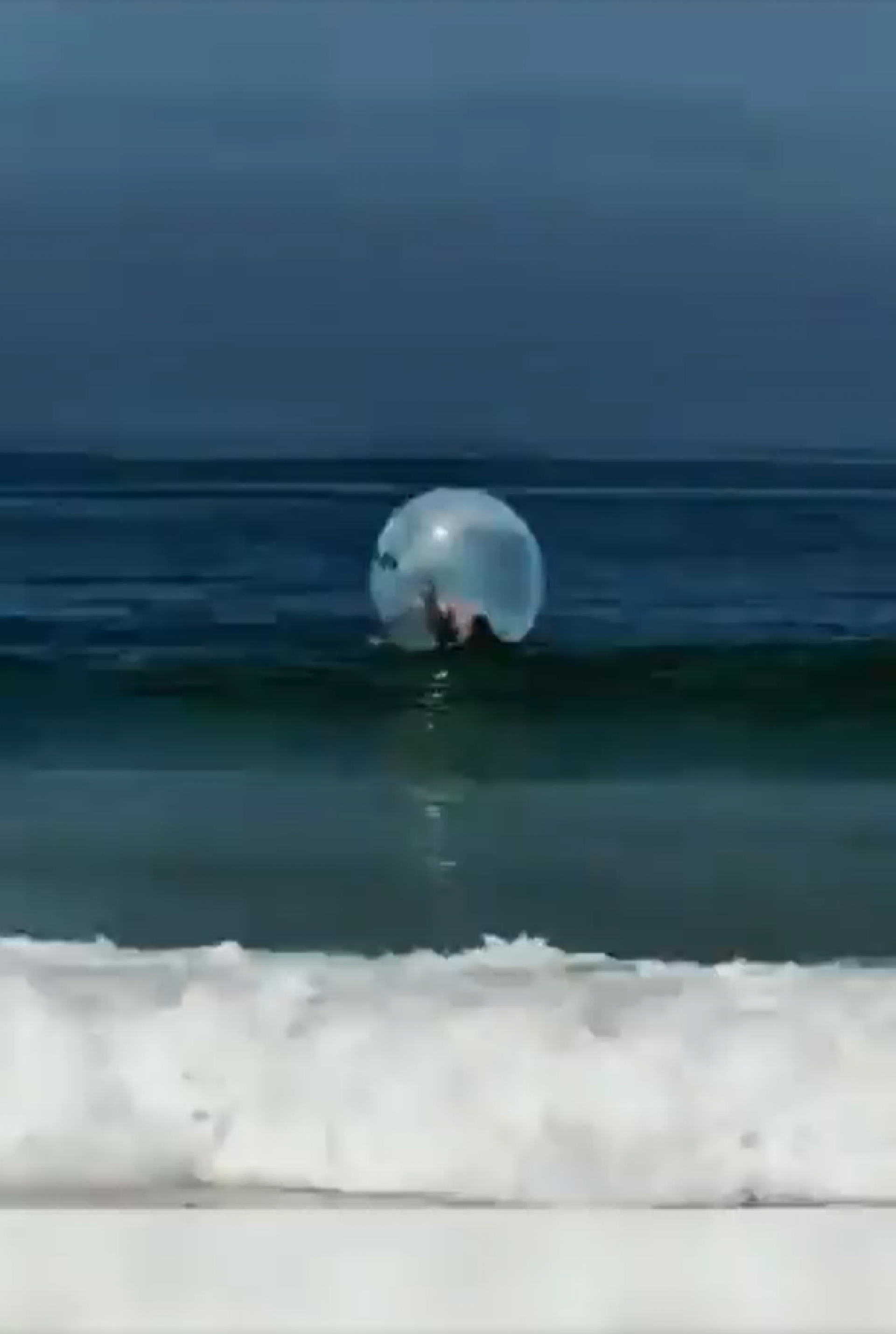 Casal fica preso em bolha inflável em Copacabana - Reprodução Internet