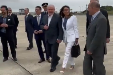 Lula chega a Lisboa para participar do Fórum de Negócios e discursar no Parlamento português