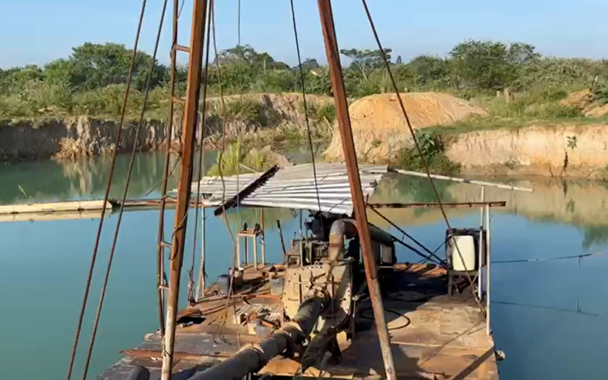 Equipamento utilizado para extrair areia na regi&atilde;o 