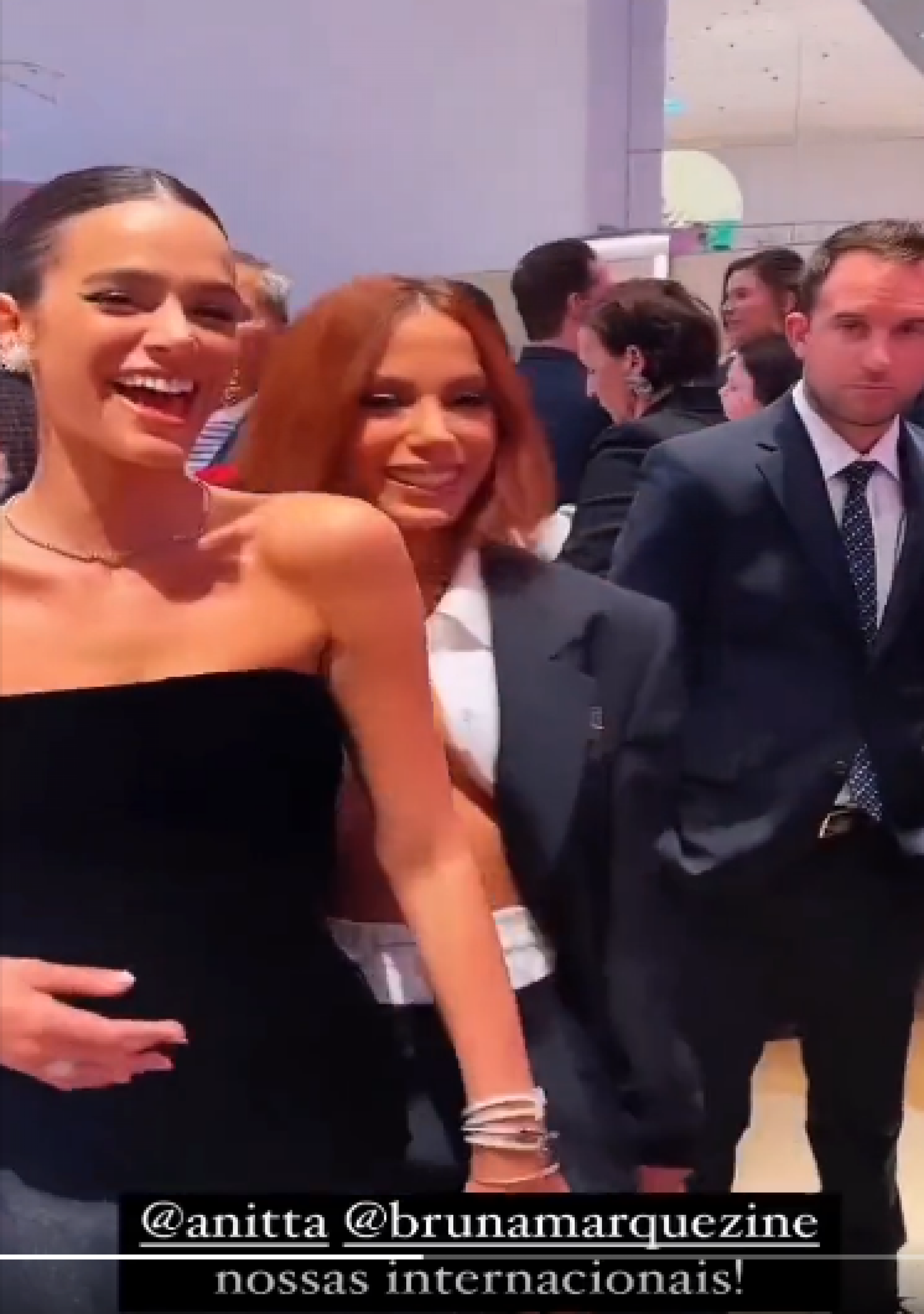Bruna Marquezine e Anitta em evento da Tiffany - Reprodução/Twitter