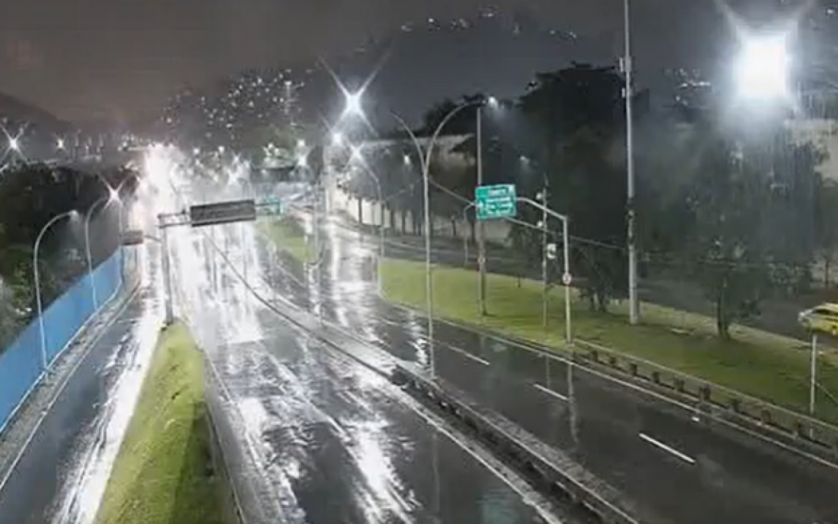 Madrugada desta sexta-feira (28) foi de chuva forte em diversos pontos do Rio - Reprodu&ccedil;&atilde;o / Centro de Opera&ccedil;&otilde;es Rio