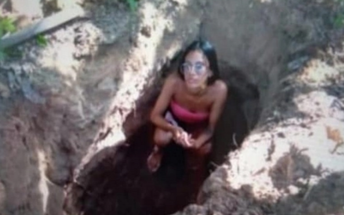 Familiares receberam, por mensagem, a foto da v&iacute;tima dentro de uma cova