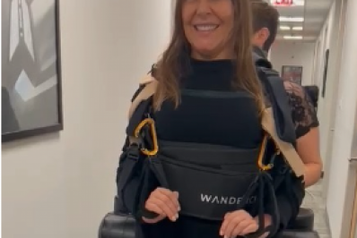 Mara Gabrilli testa exoesqueleto que pretende voltar os movimentos de pessoas com paralisia