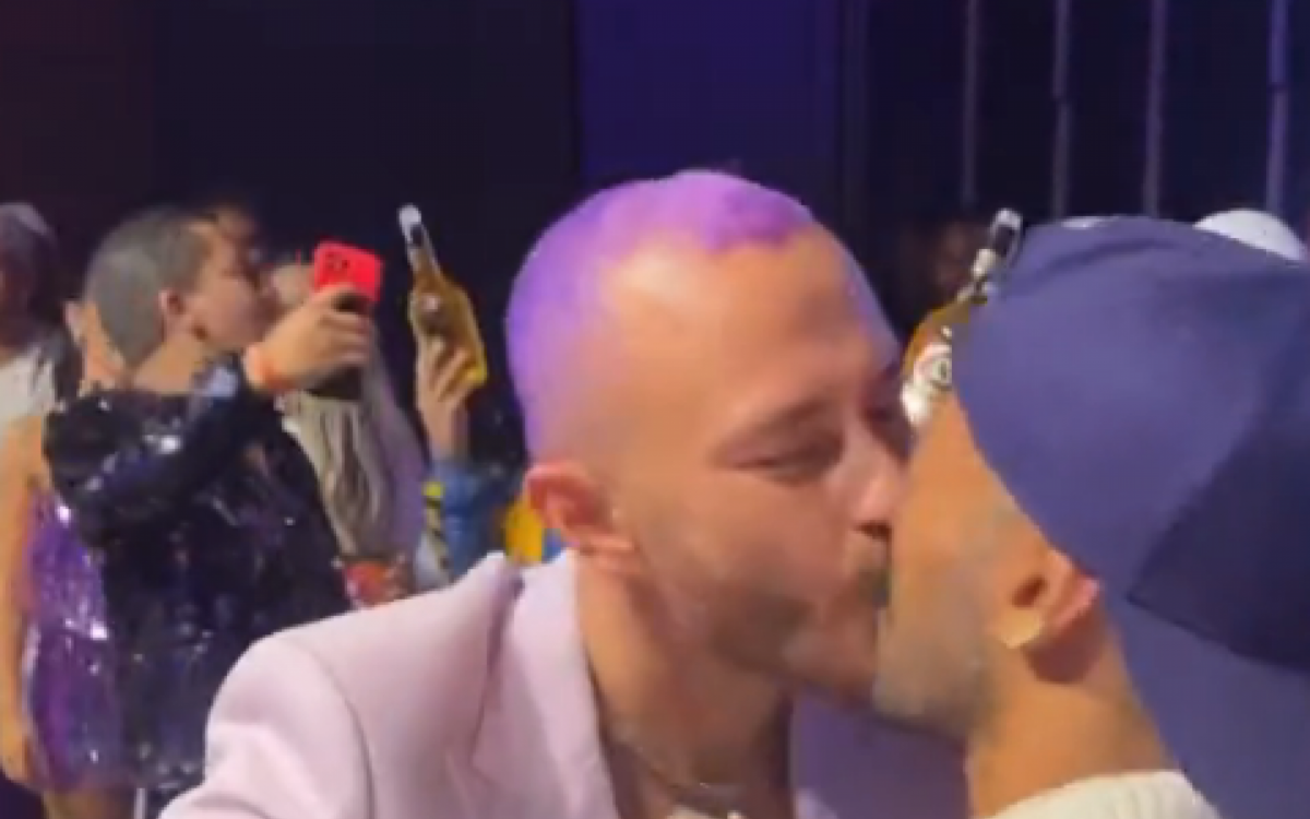 Fred Bruno deu selinho em Ricardo Alface em festa, nesta sexta-feira