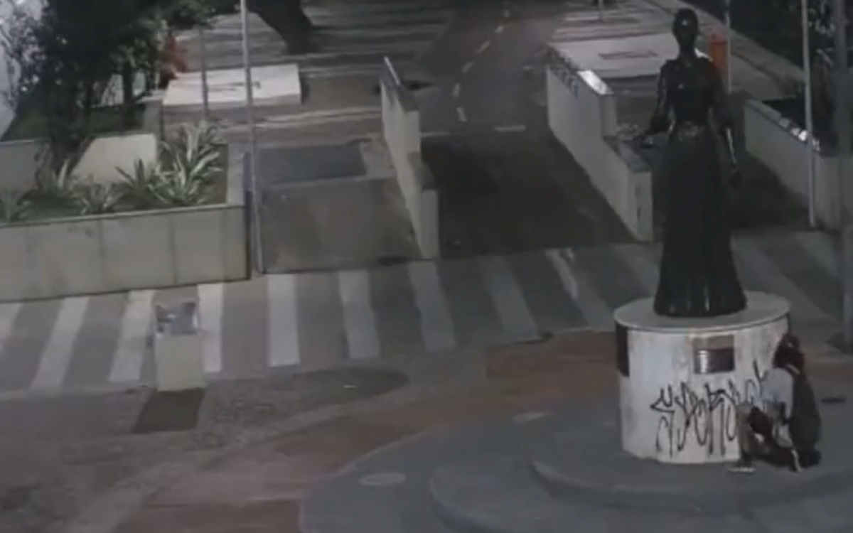 Homem foi flagrado pichando o Monumento Princesa Isabel, em Copacabana