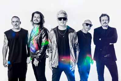 Jota Quest se apresenta no Rio com show conceitual em turnê comemorativa: 'Uma viagem'