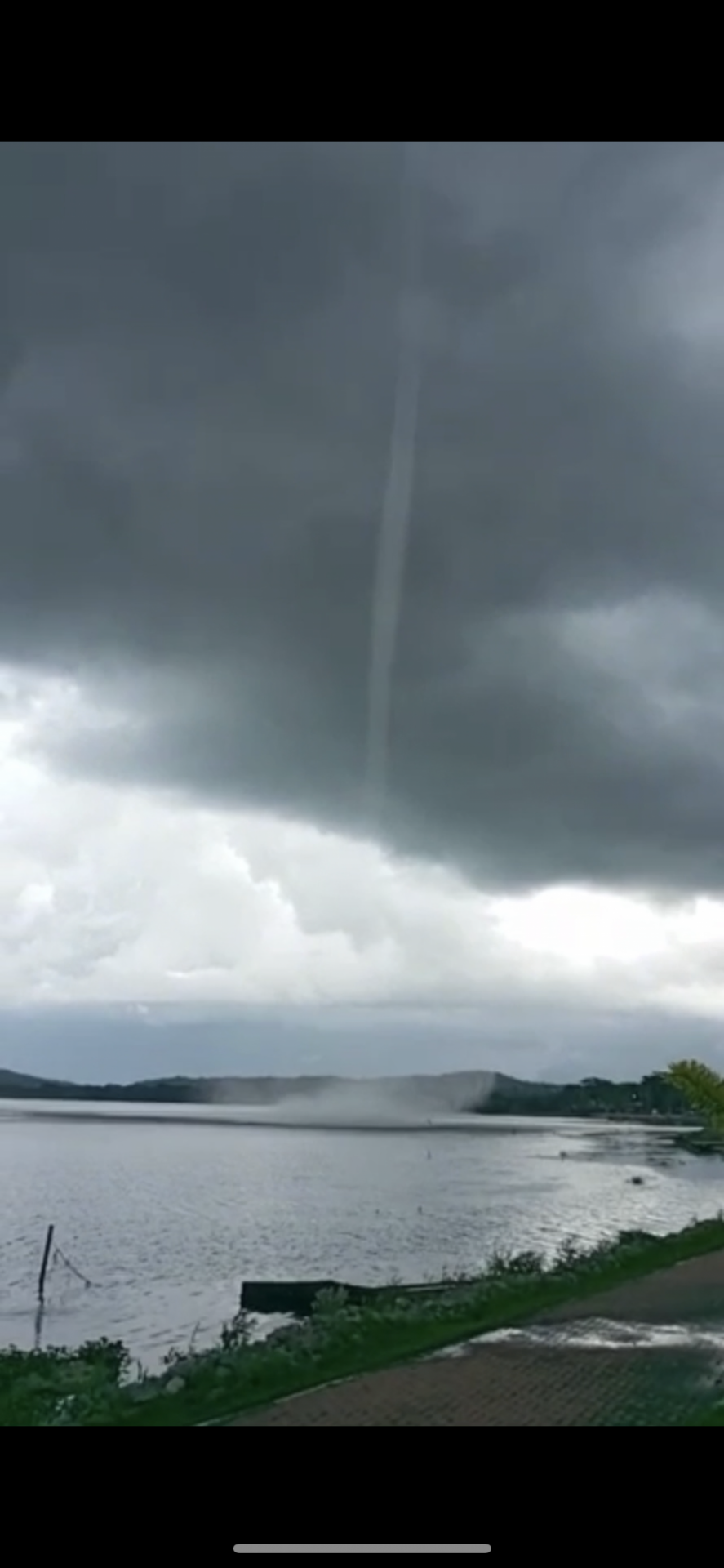 Tromba d'&aacute;gua atinge lagoa em Maric&aacute; e assusta moradores que passavam pelo local