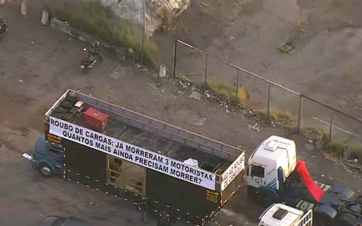Caminhoneiros realizam protesto contra o roubo de cargas