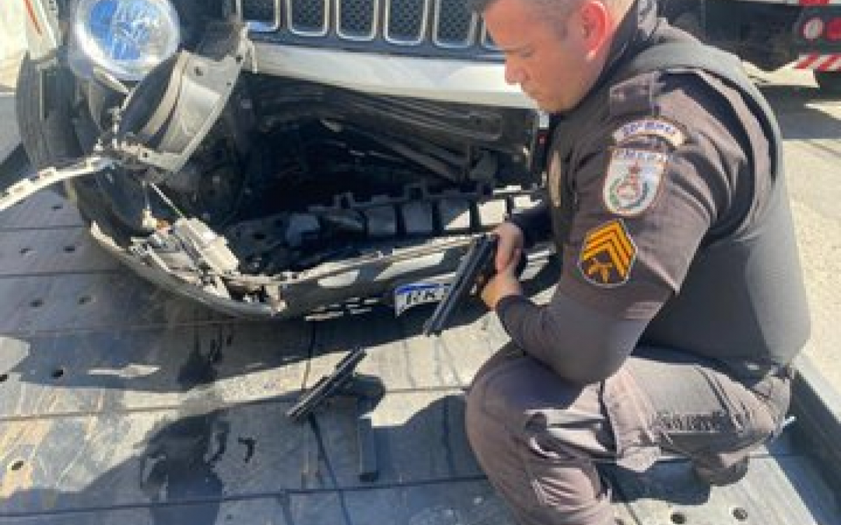 Persegui&ccedil;&atilde;o policial na Via Light, em Nova Igua&ccedil;u, termina com tr&ecirc;s criminosos presos neste domingo (21)