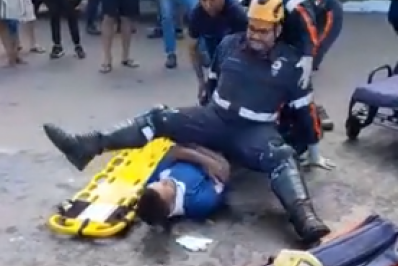 Vídeo: Socorrista do Samu escorrega, cai sobre paciente e viraliza na internet