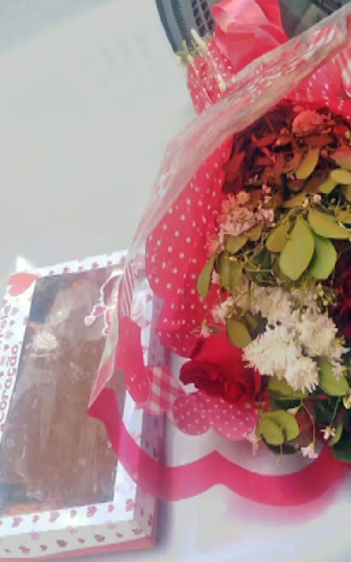 Bombons e buquê de flores que Lindaci ganhou de presente no dia de seu aniversário - Reprodução / Arquivo Pessoal