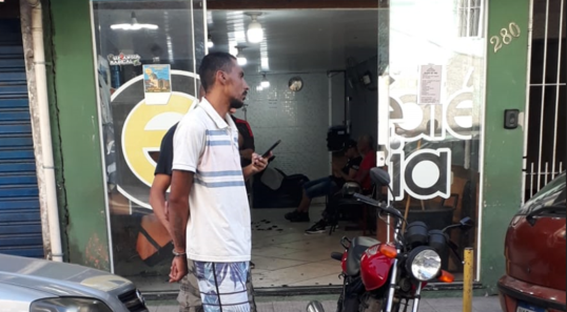 Homem preso em flgrante após roubo de R$ 300 reais de sorveteria na Várzea - Divulgação