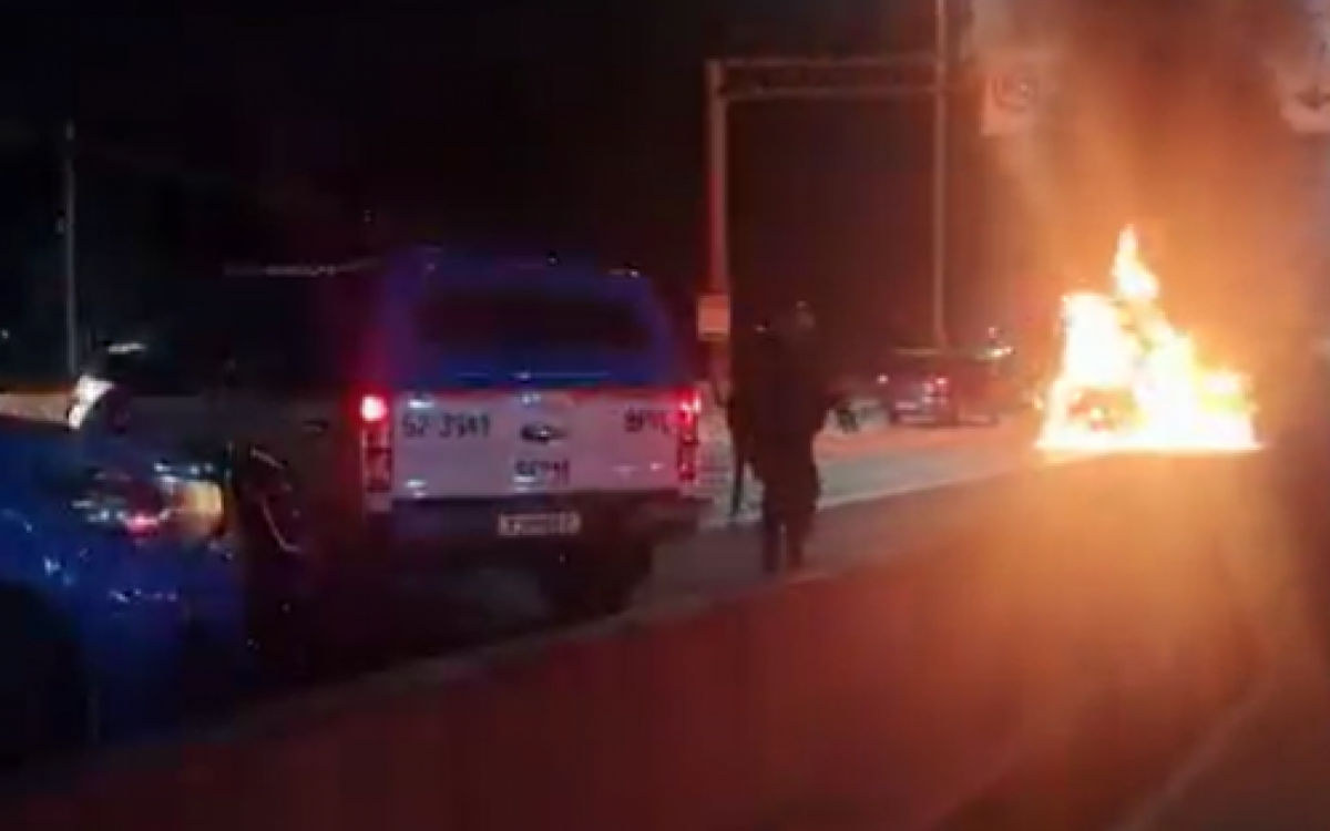 Homem &eacute; preso ap&oacute;s fugir de uma abordagem policial e bater o carro em mureta na Av. Brasil