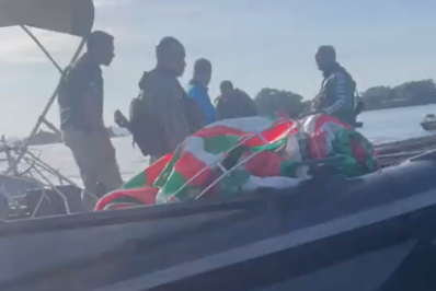 Polícia apreende balão na Baía de Guanabara