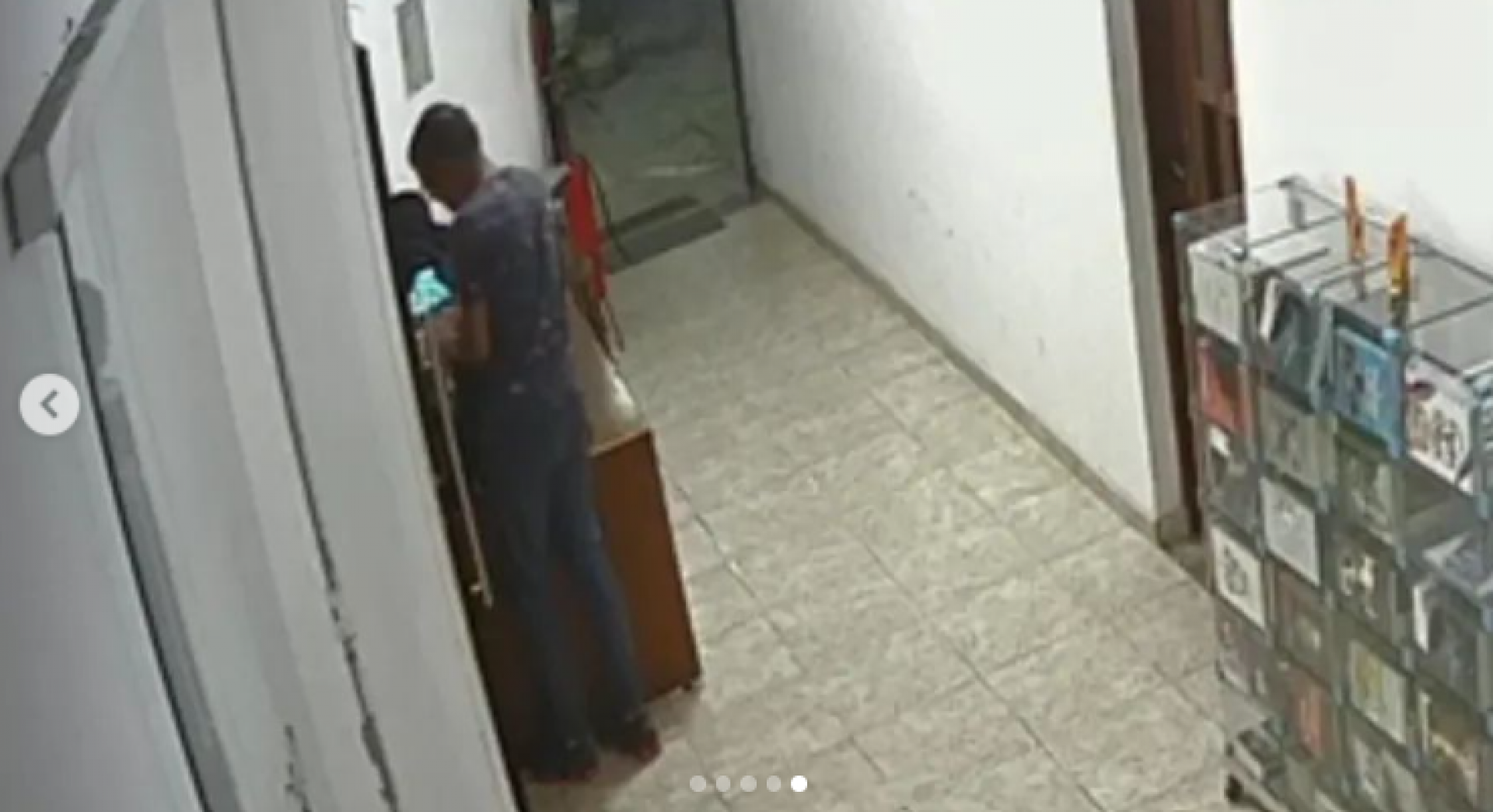 Homem entrou na igreja pedindo orações acompanhado de duas crianças - Reprodução/Redes Sociais