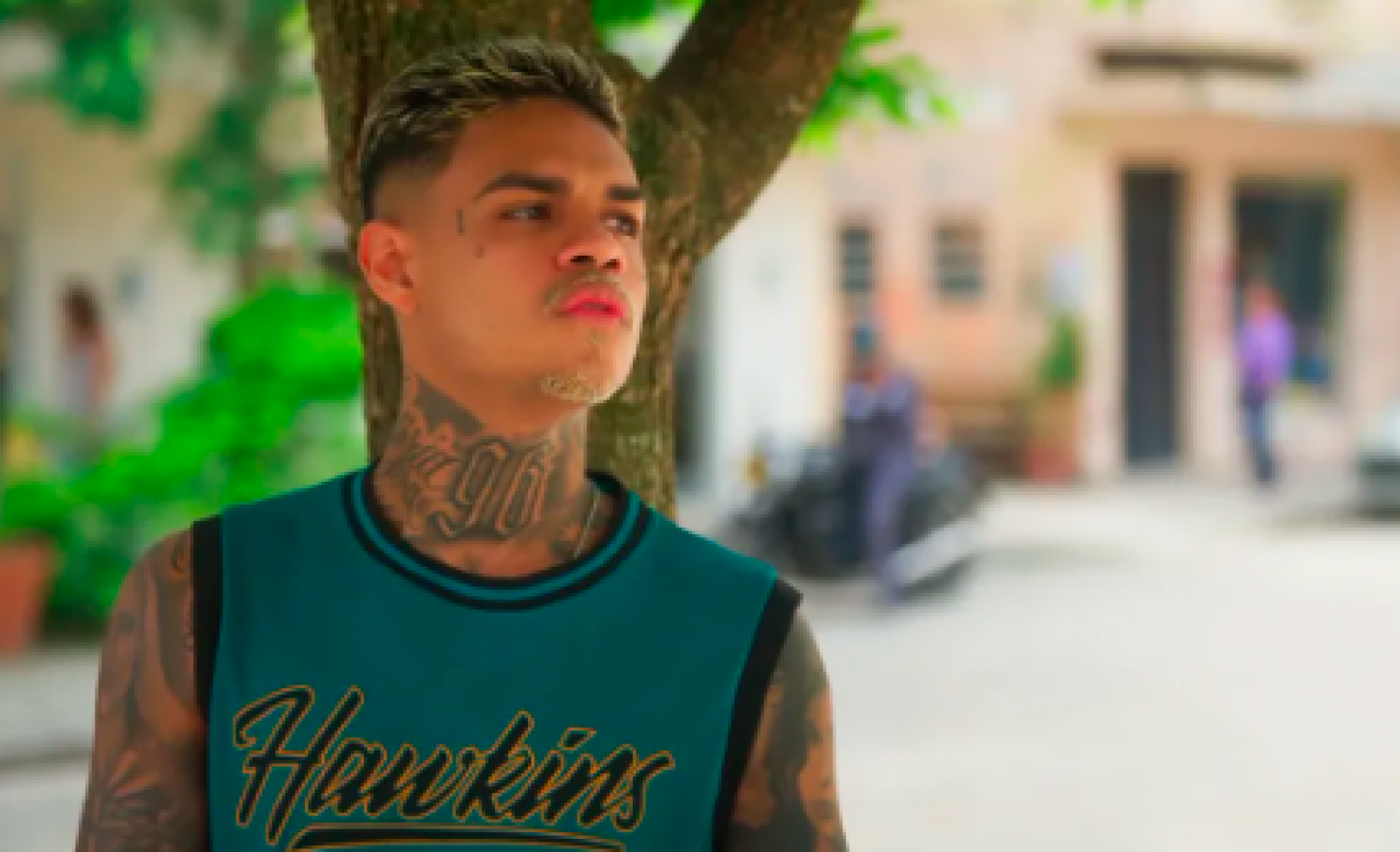 Hugo ouve conversa de Jenifer sobre Theo  - Reprodução/Globo