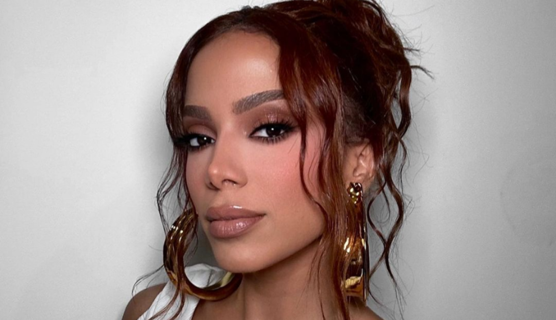 Anitta usa Sangue em própria rotina de beleza - Fotos reprodução Internet