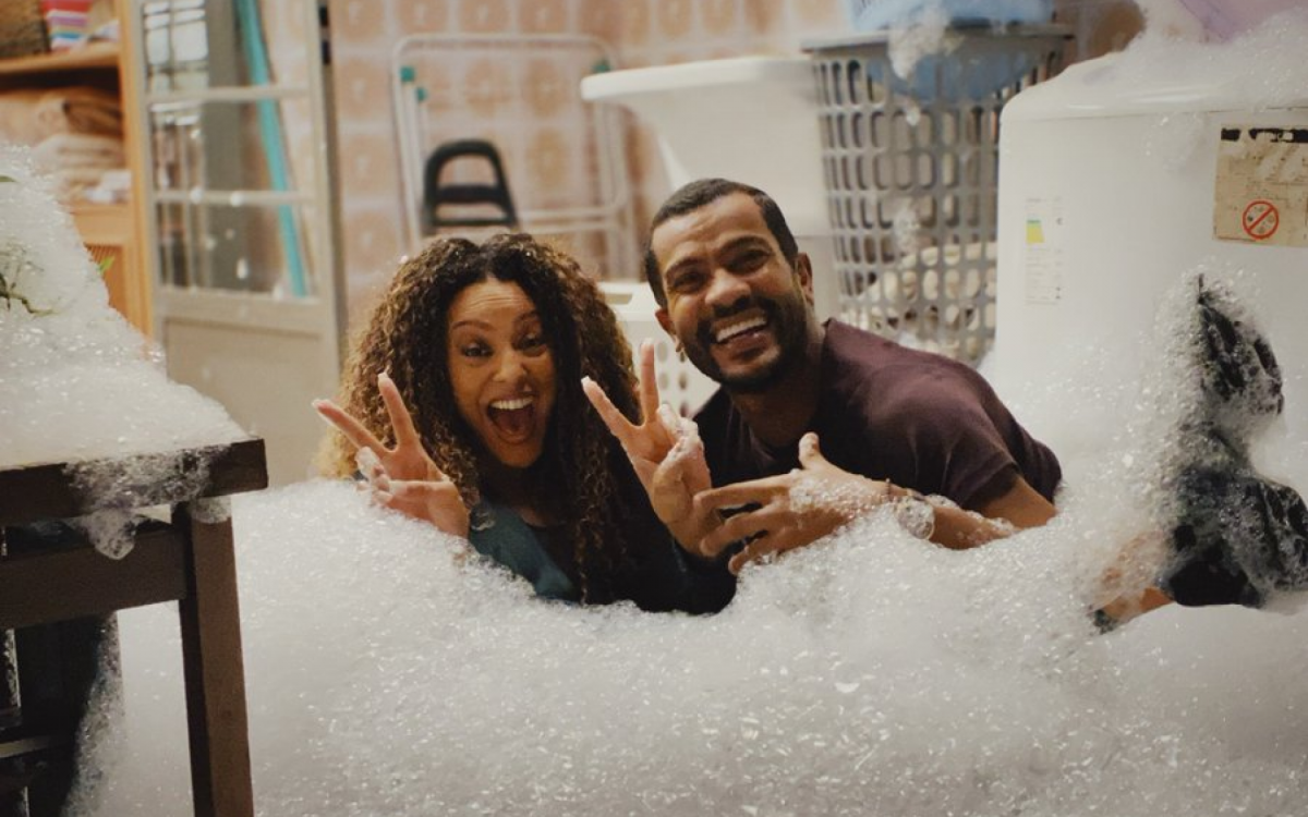 Sheron Menezzes e Samuel de Assis nos bastidores da cena em 'Vai na F&eacute;'