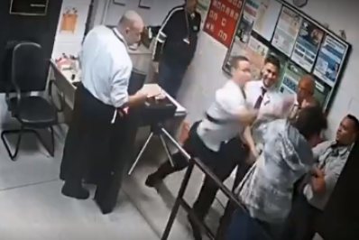 Sob suspeita de furtar chocolate, homem é alvo de espancamento em supermercado 