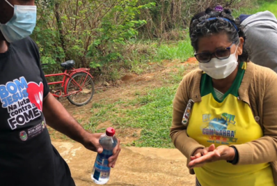 Famílias carentes recebem cestas básicas do 