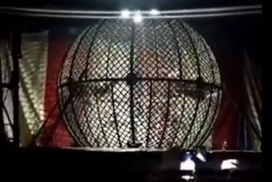 Vídeo: Motociclistas se chocam durante apresentação em 'globo da morte'