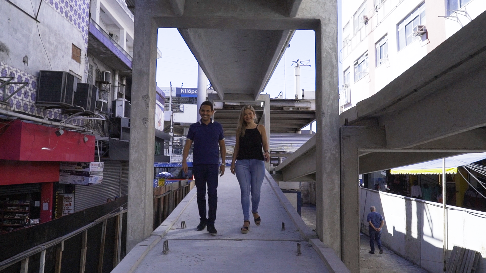 O prefeito Abraãozinho e a vice Flávia Duarte acompanharam a etapa final de instalação da rampa de concreto que permitirá o acesso à estação de trem - Mateus Carvalho / PMN