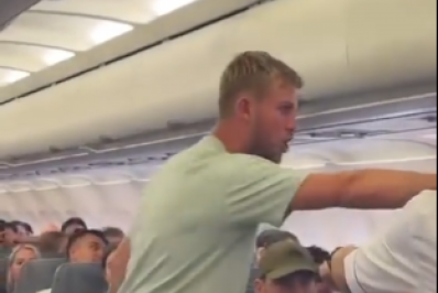 Vídeo: boxeador britânico tenta abrir porta de avião e é preso na Croácia